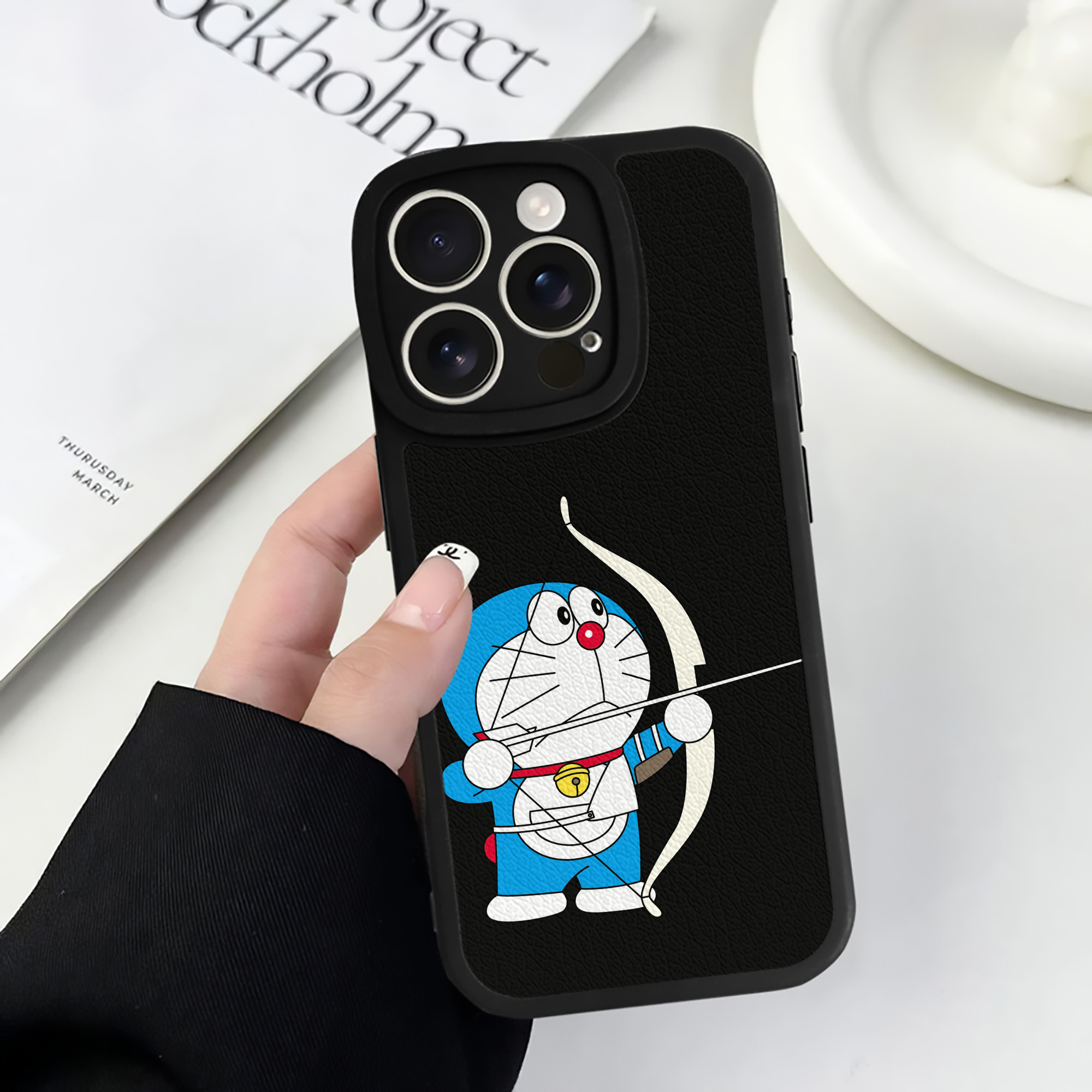 （画像用） ドラえもん Doraemon 【iPhone 16シリーズ対応】シリコンスマホケース（レザー調） 材質：シリコン